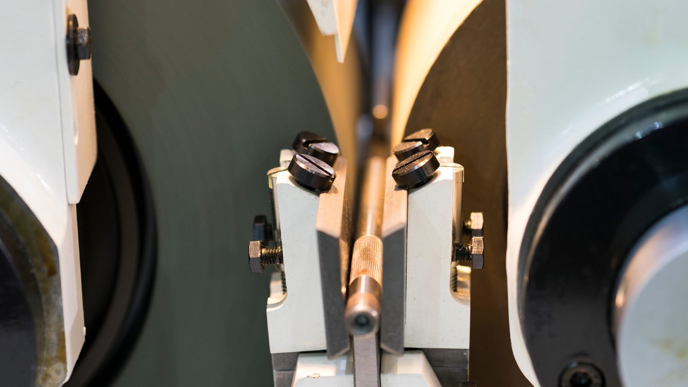 機械工に必須！センタレス研磨機の芯高調整を失敗しないための実践ガイド