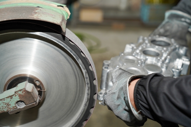 センタレス研磨とは？ 真円精度を高める技術と職人技を解説